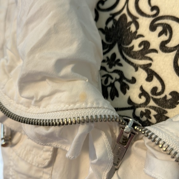 3/4 arm length light jacket. - Picture 2 of 5